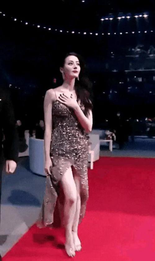 娱乐吃瓜美女走红毯,娱乐吃瓜美女惊艳亮相,人气飙升